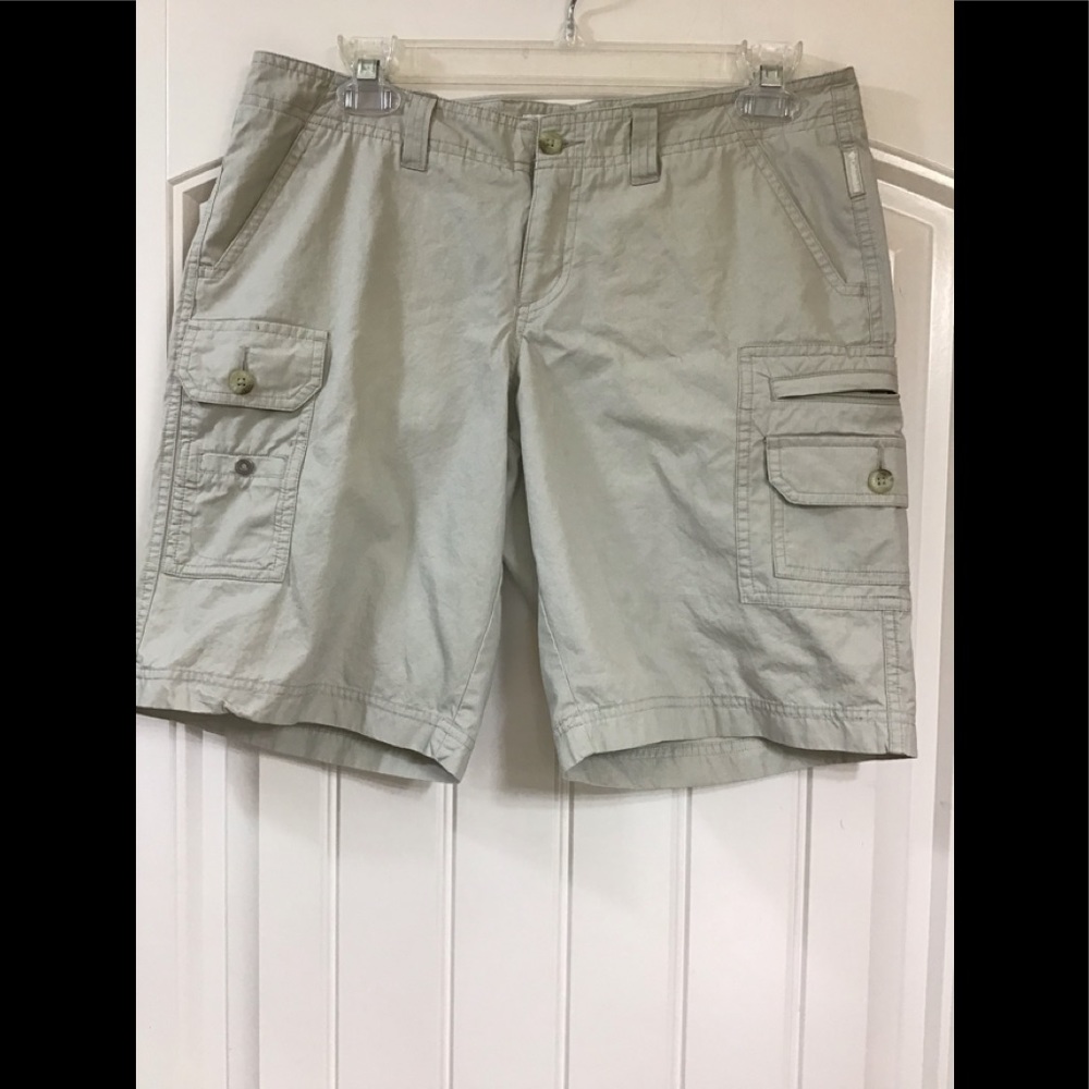 Ladies khaki Columbia shorts size 6- cargo/Bermuda